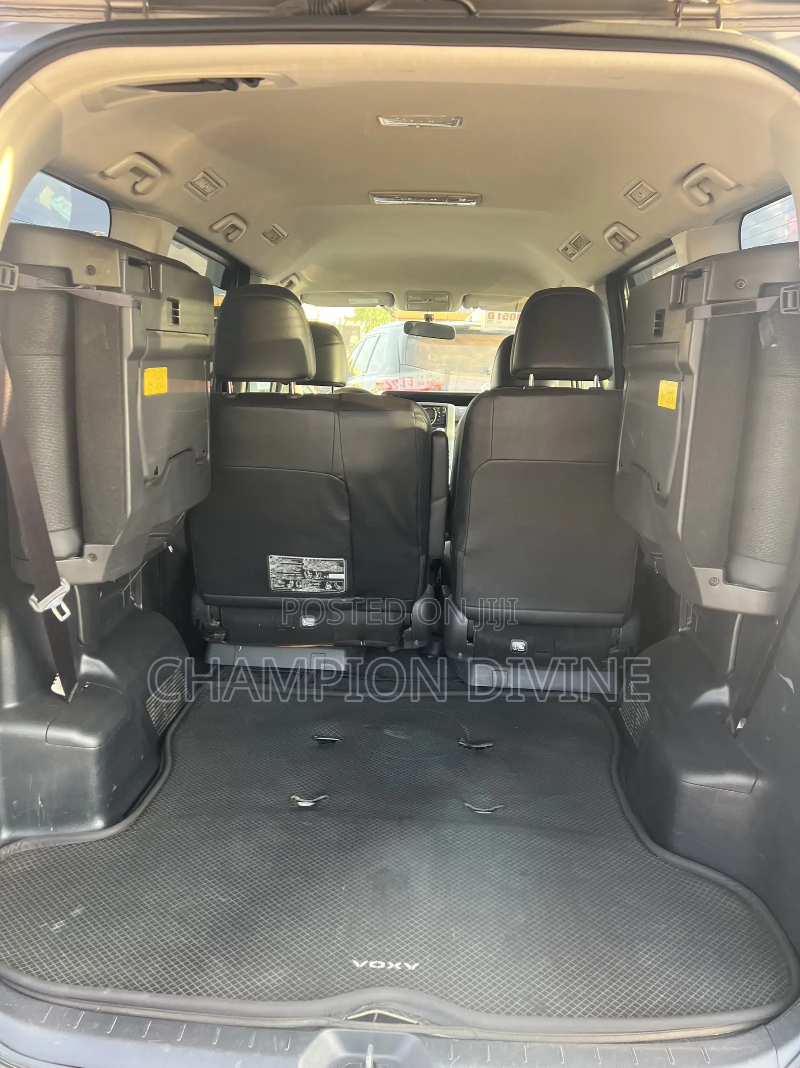 Toyota Voxy 2013