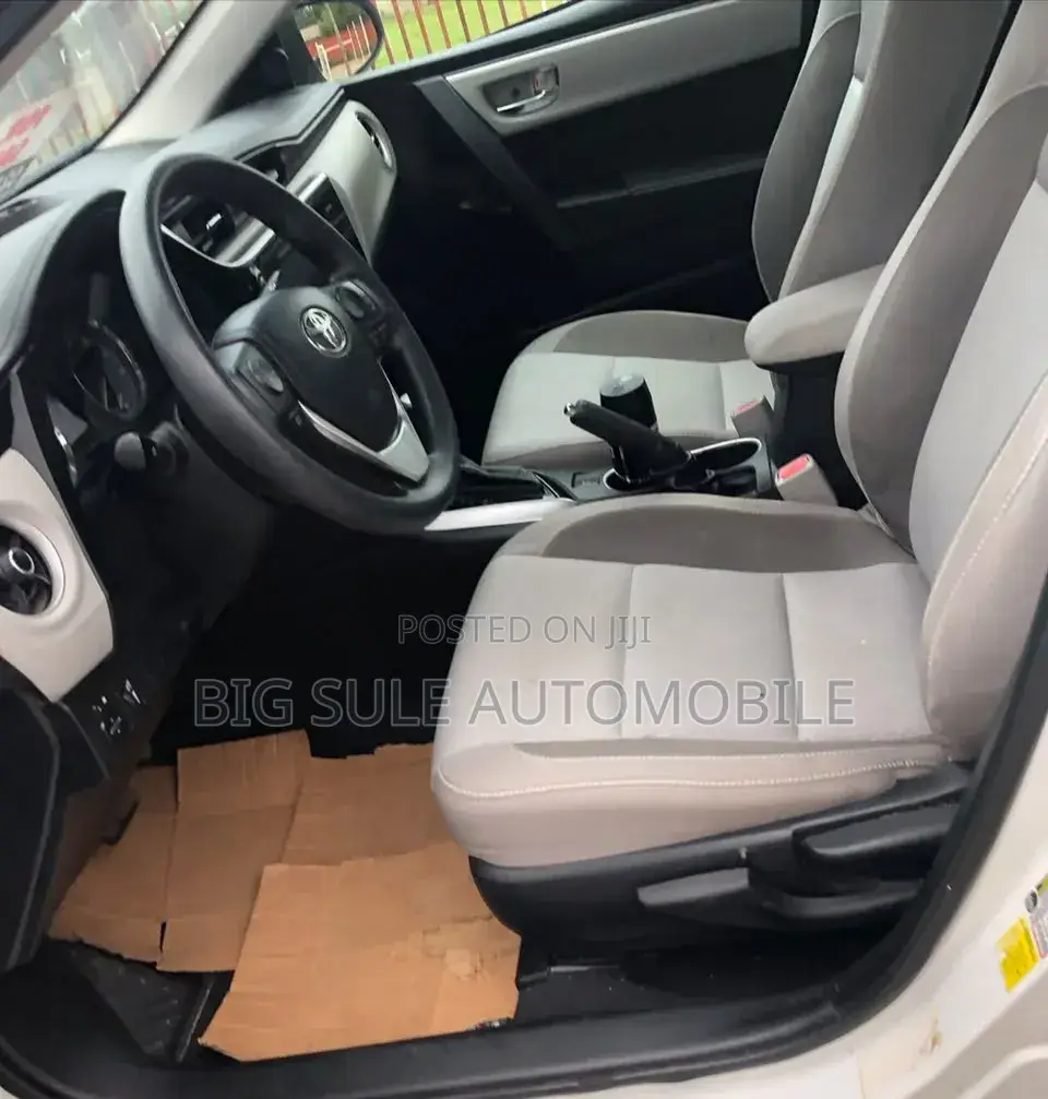 Toyota Corolla LE 4dr Sedan (1.8L 4cyl CVT) 2017 White