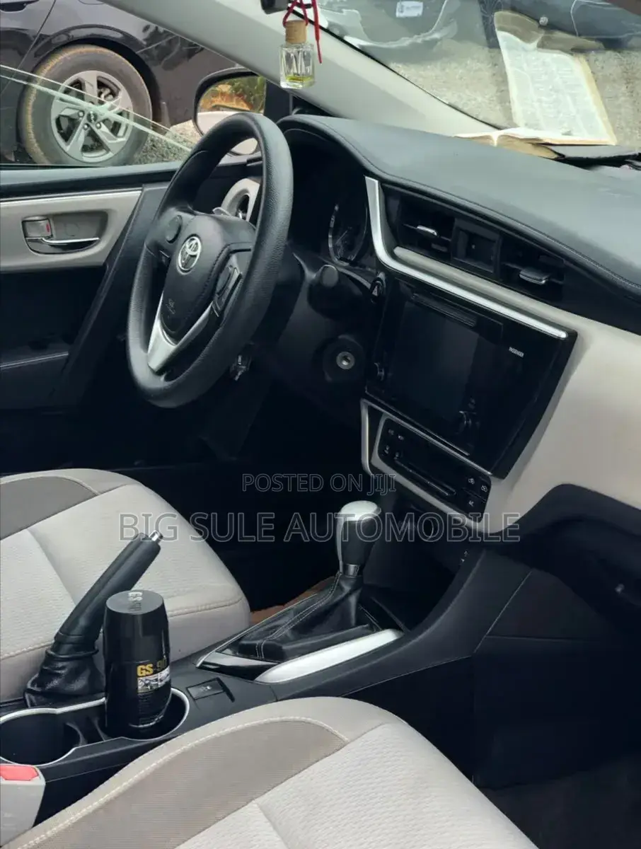 Toyota Corolla LE 4dr Sedan (1.8L 4cyl CVT) 2017 White