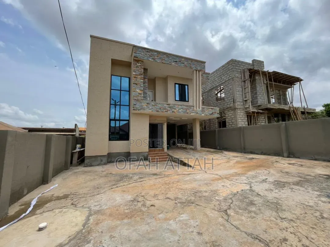 4bdrm Duplex in Santasi Brofoyedu, Kumasi Metropolitan for sale