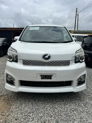 Toyota Voxy V 2WD 8-Seater 2011 White