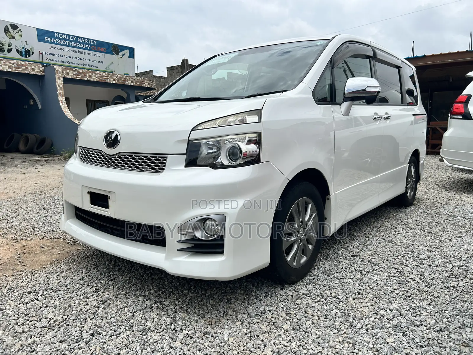 Toyota Voxy V 2WD 8-Seater 2011 White