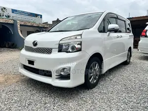 Toyota Voxy V 2WD 8-Seater 2011 White
