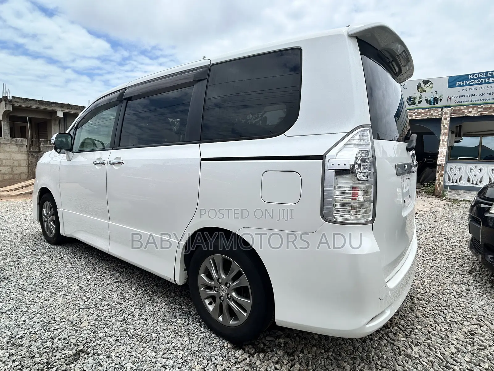 Toyota Voxy V 2WD 8-Seater 2011 White