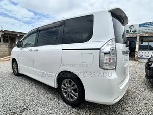 Toyota Voxy V 2WD 8-Seater 2011 White