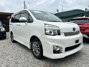 Toyota Voxy V 2WD 8-Seater 2011 White