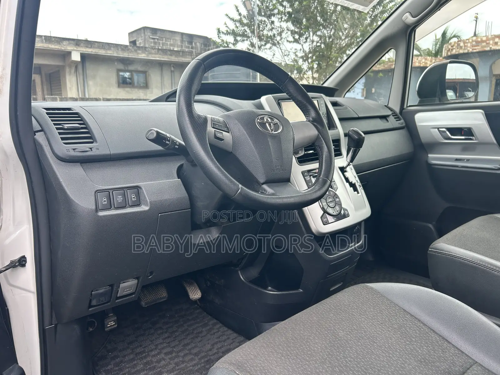 Toyota Voxy V 2WD 8-Seater 2011 White