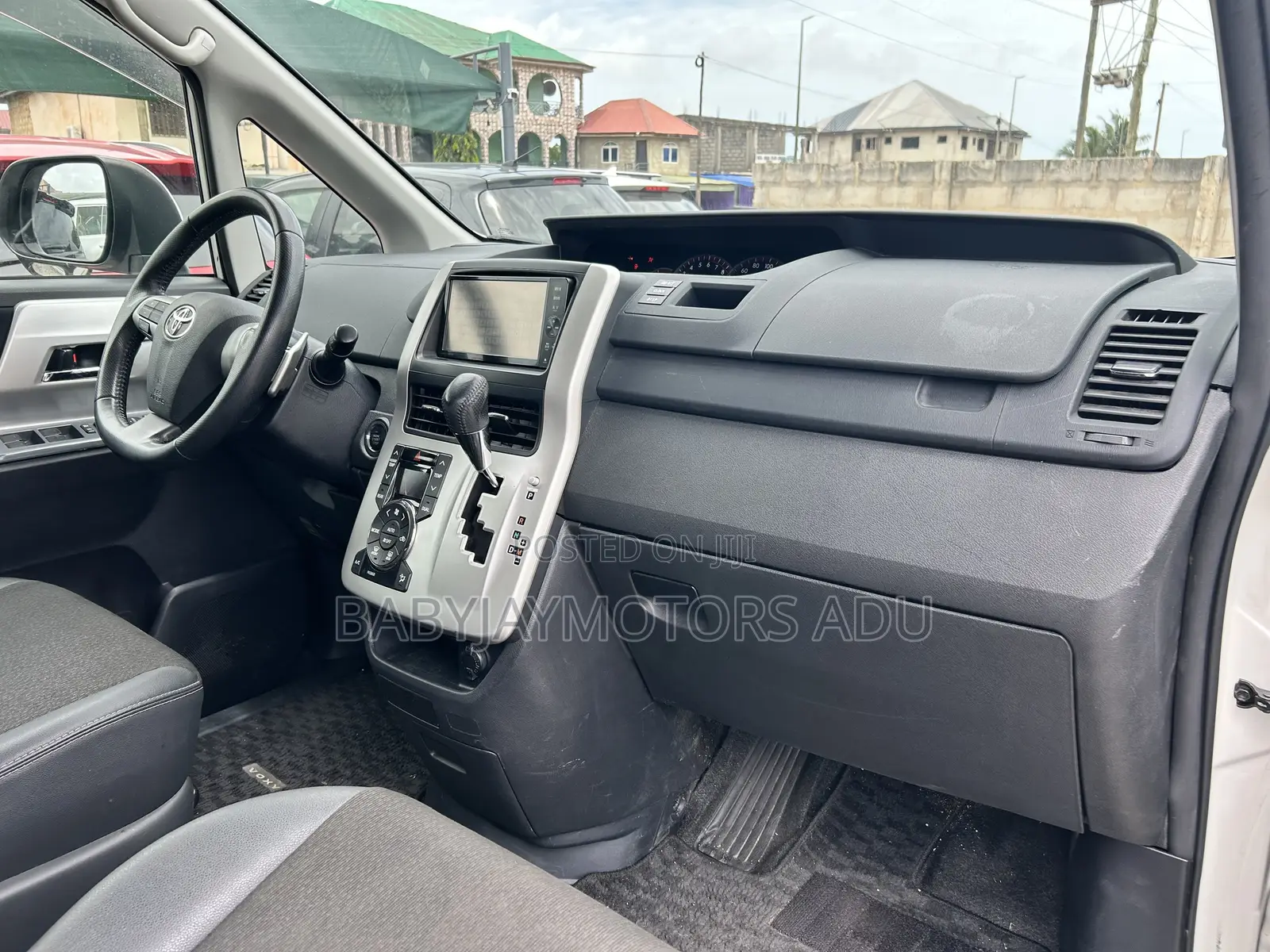 Toyota Voxy V 2WD 8-Seater 2011 White