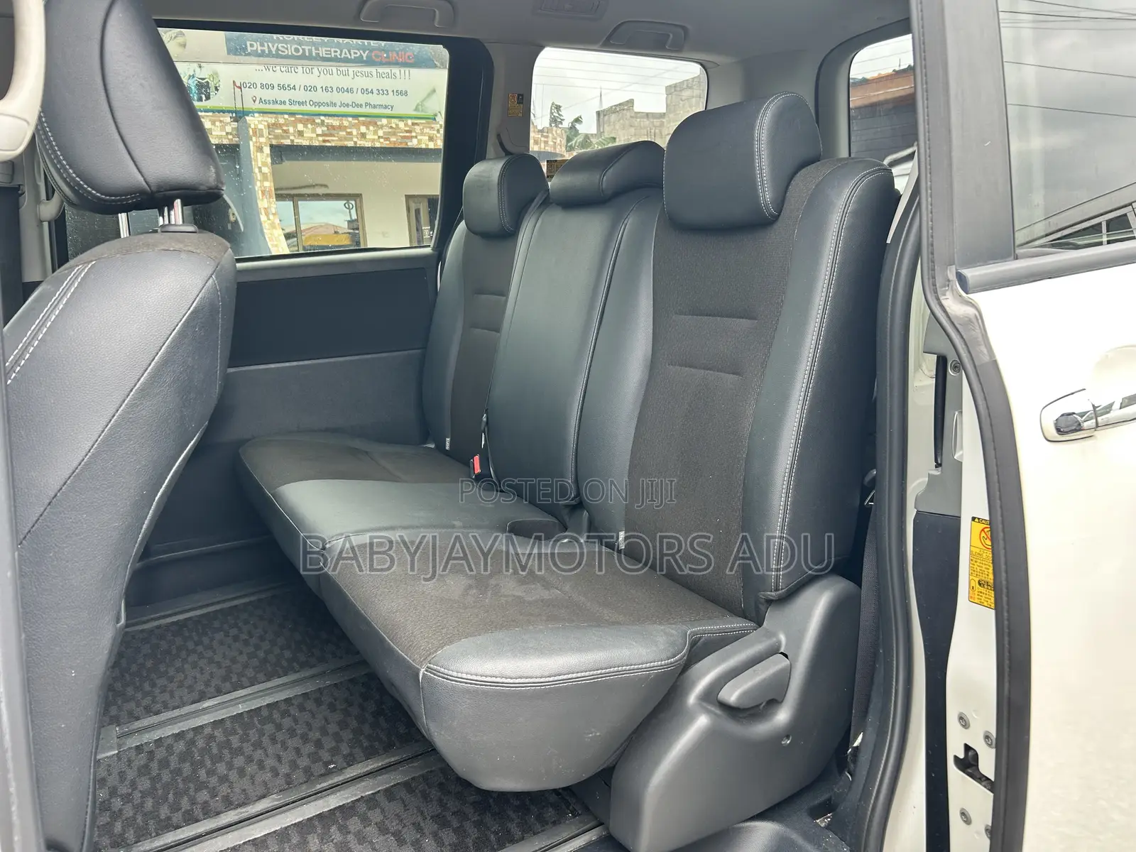 Toyota Voxy V 2WD 8-Seater 2011 White