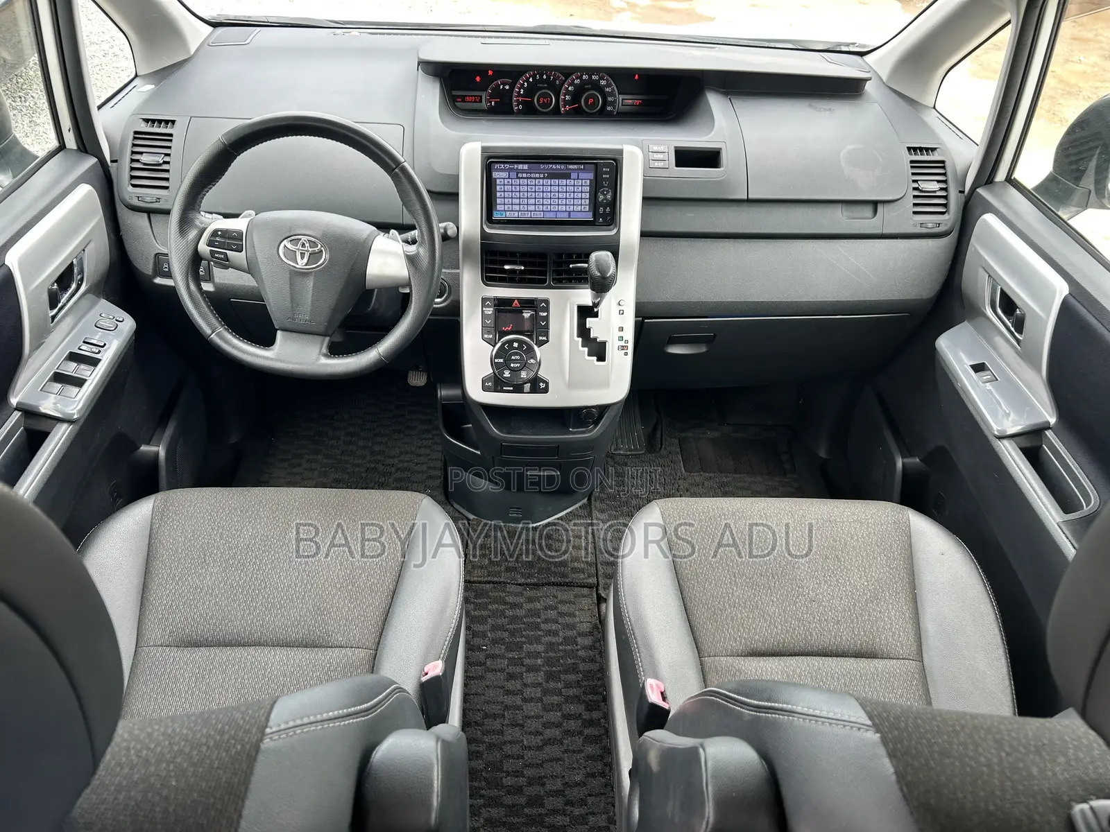 Toyota Voxy V 2WD 8-Seater 2011 White