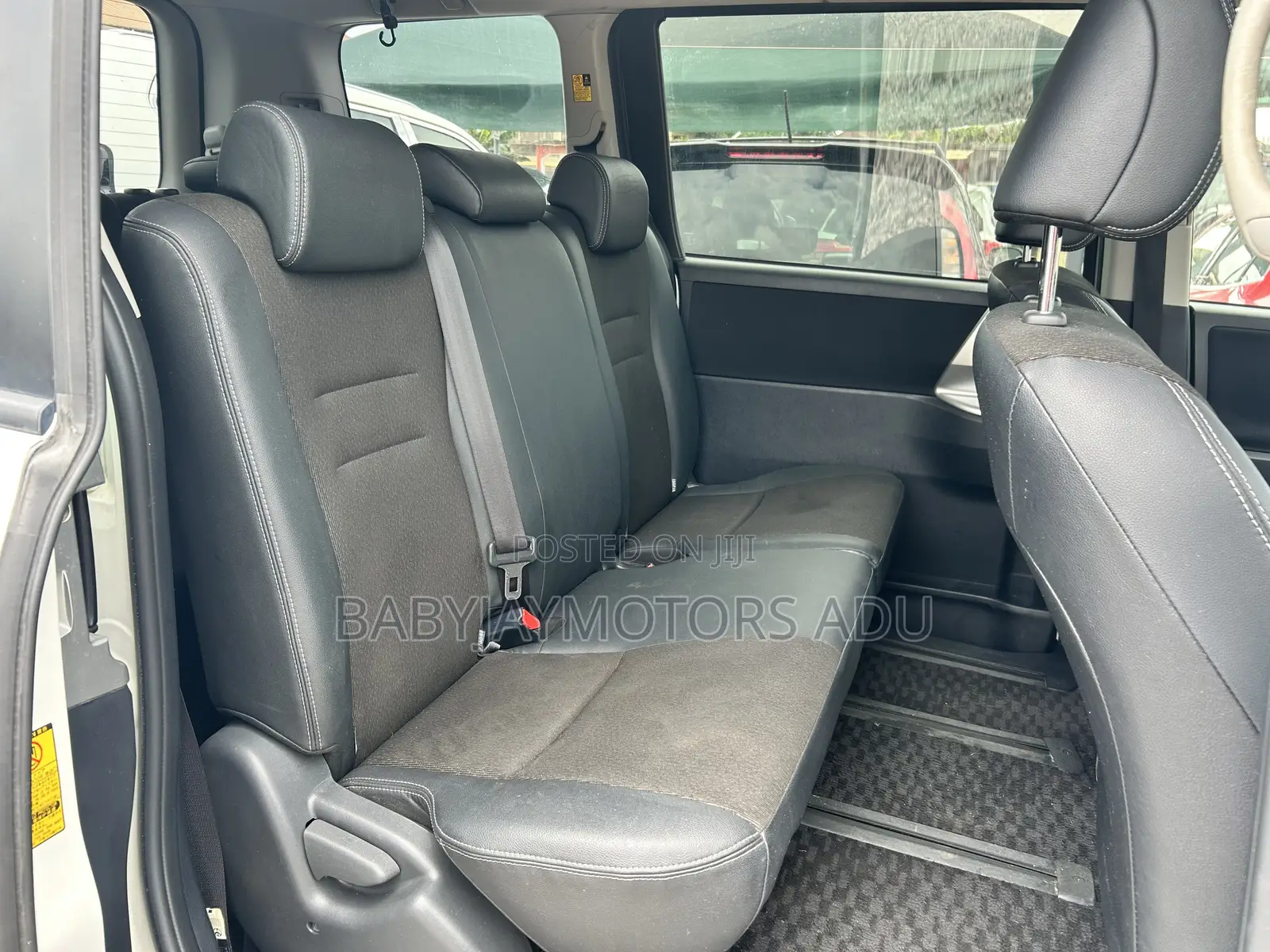 Toyota Voxy V 2WD 8-Seater 2011 White