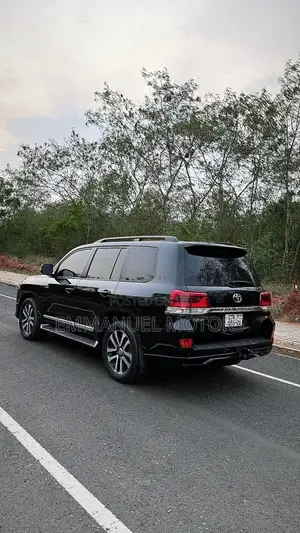 Toyota Land Cruiser 4.6 V8 GXR 2017 Black