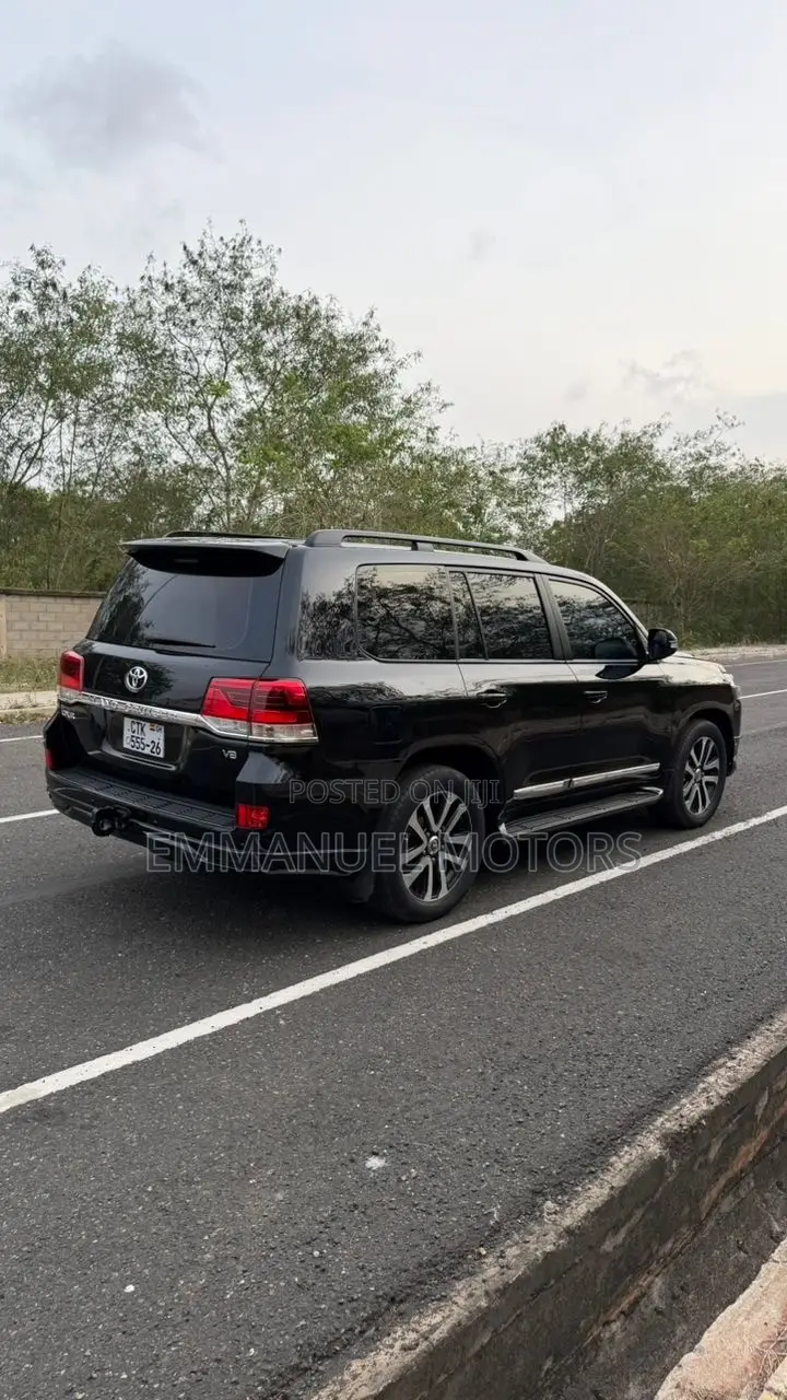 Toyota Land Cruiser 4.6 V8 GXR 2017 Black