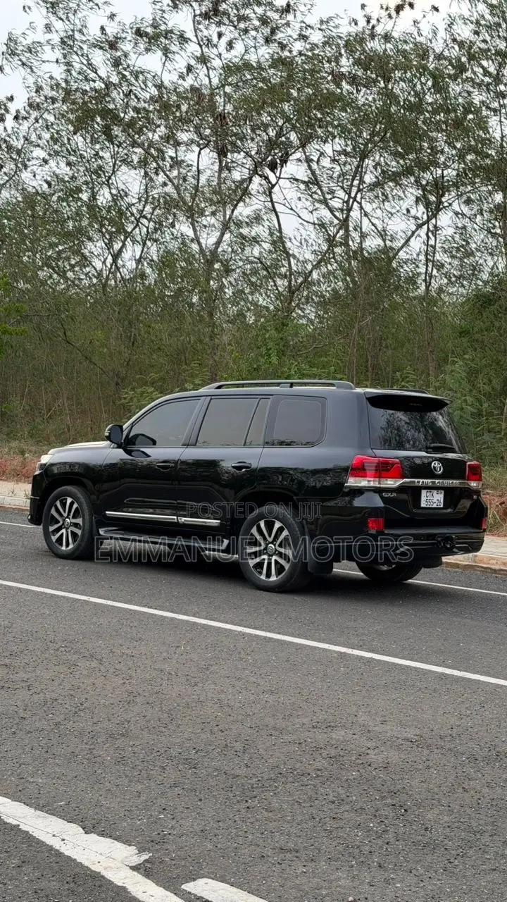 Toyota Land Cruiser 4.6 V8 GXR 2017 Black