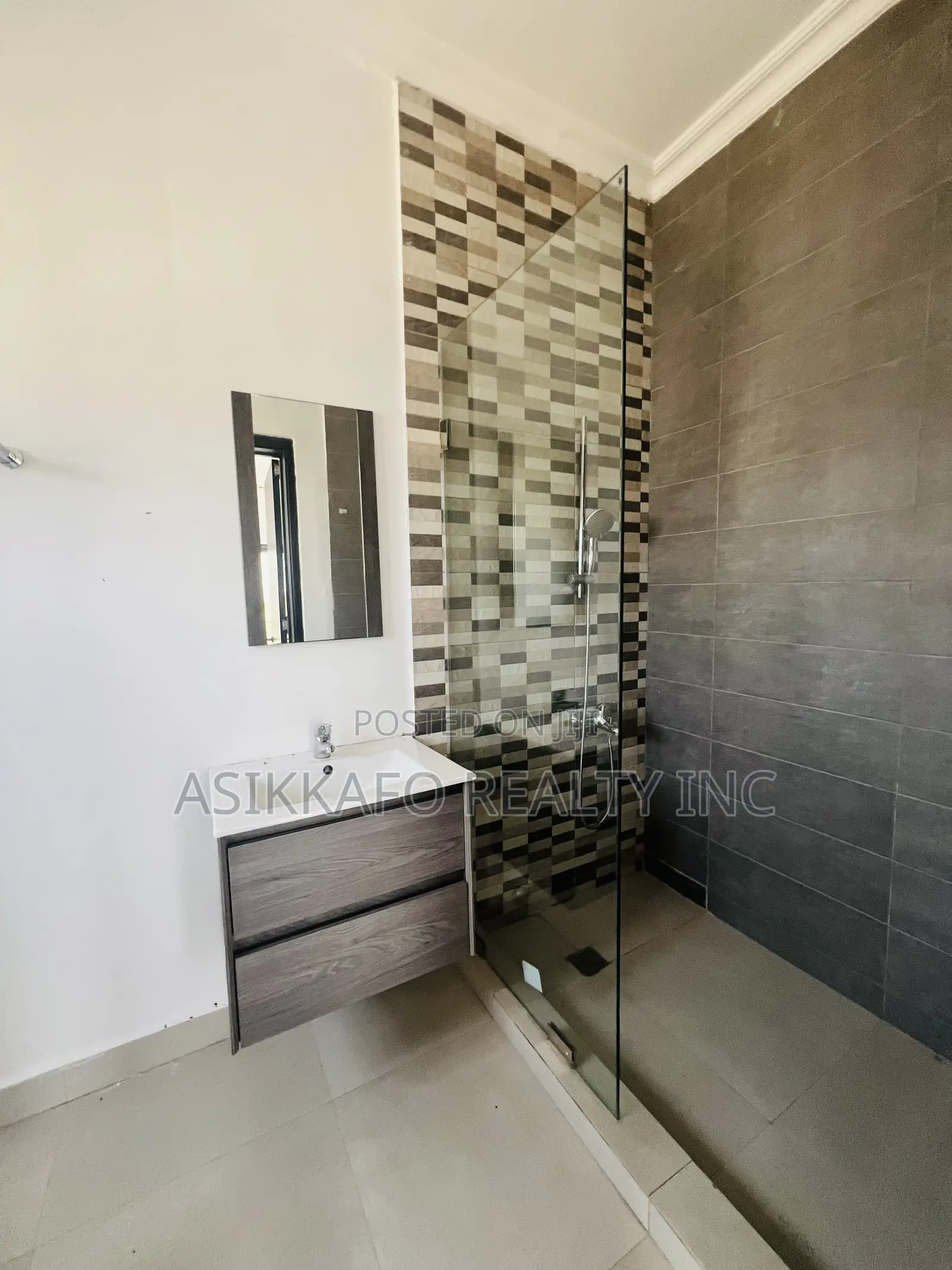 5bdrm Duplex in Burma Hills, Tseaddo for rent