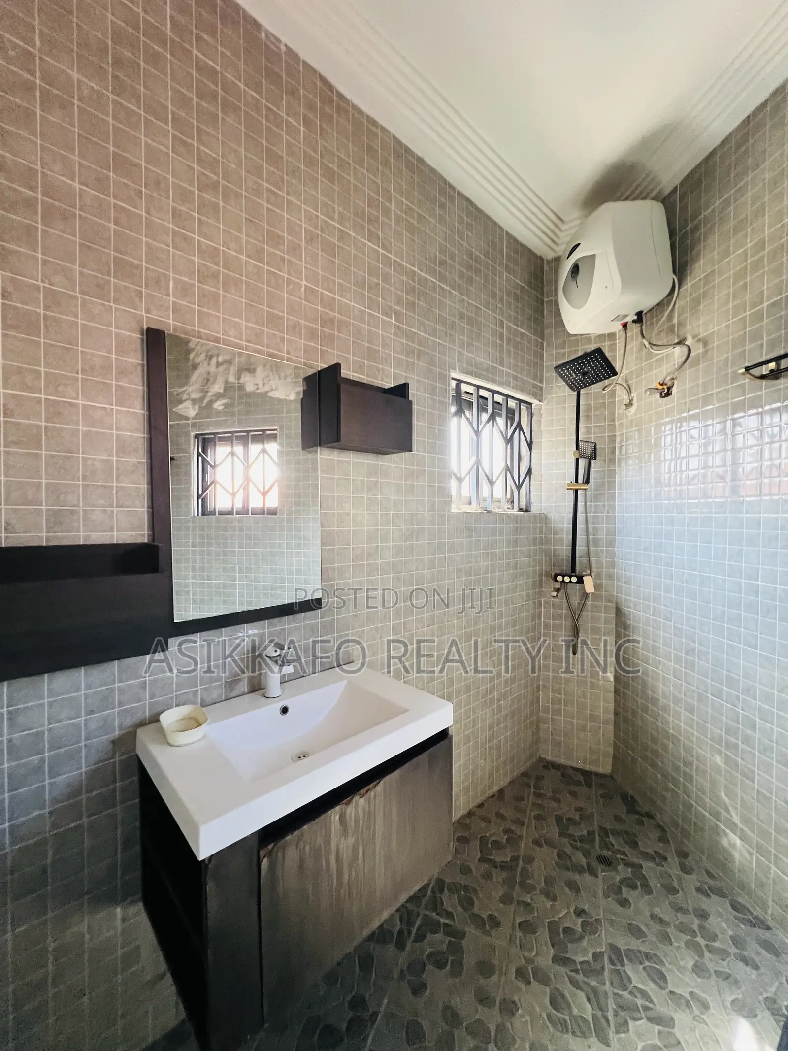 5bdrm Duplex in Coastal Estate, Spintex for rent