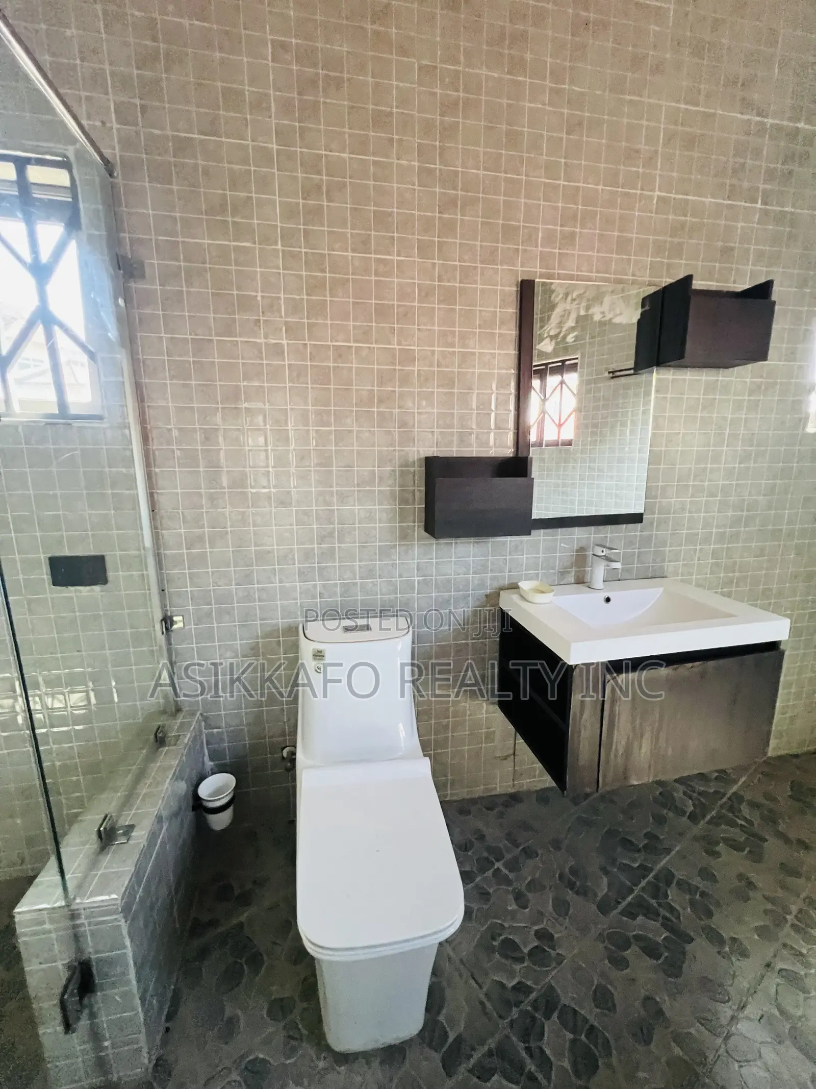 5bdrm Duplex in Coastal Estate, Spintex for rent