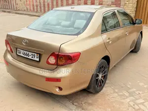 Toyota Corolla LE 4dr Sedan (1.8L 4cyl 4A) 2010 Gold