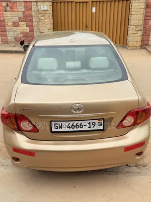 Toyota Corolla LE 4dr Sedan (1.8L 4cyl 4A) 2010 Gold
