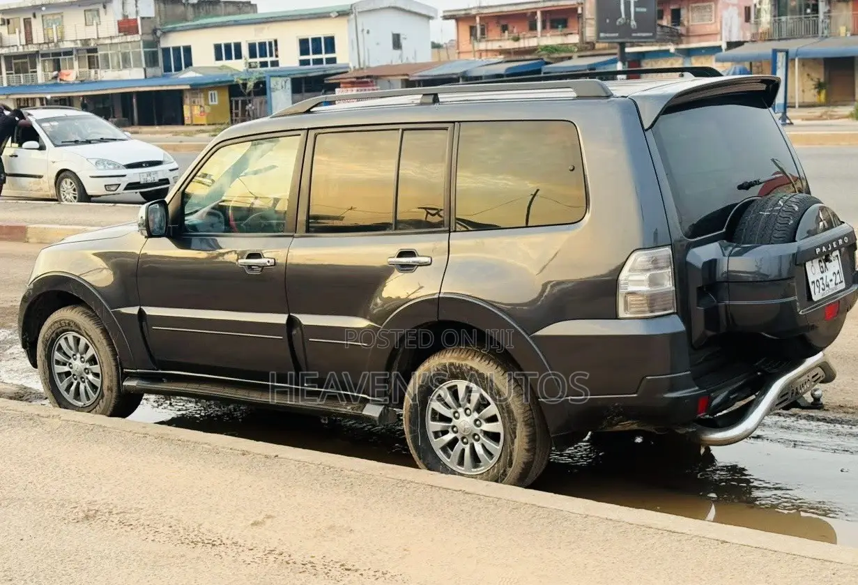 Mitsubishi Pajero 2011 Black