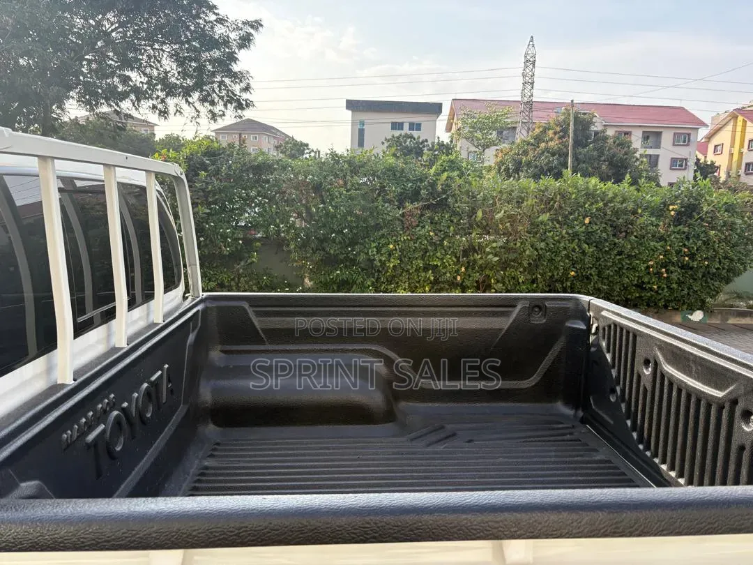 Toyota Hilux 2026 Silver