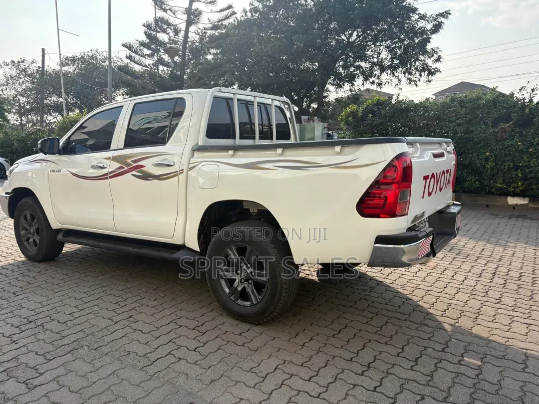 Toyota Hilux 2026 Silver