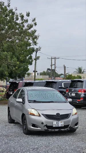 Toyota Yaris Base Sedan 4dr 2010 Silver