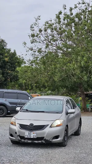 Toyota Yaris Base Sedan 4dr 2010 Silver