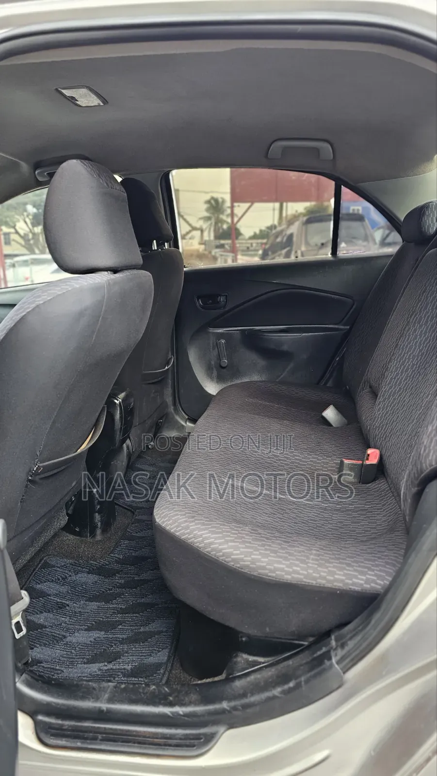Toyota Yaris Base Sedan 4dr 2010 Silver