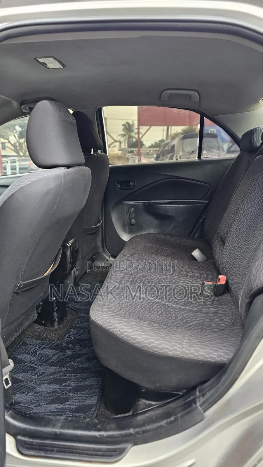 Toyota Yaris Base Sedan 4dr 2010 Silver