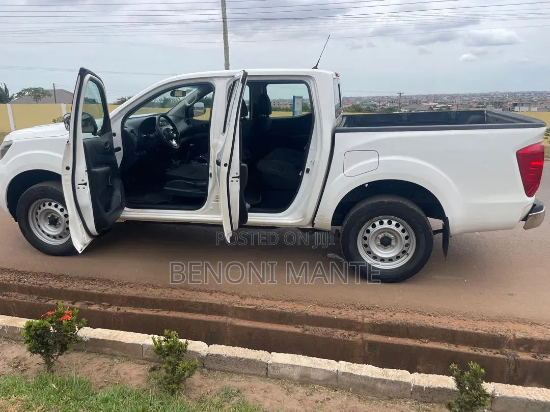 Nissan Navara 2023 White