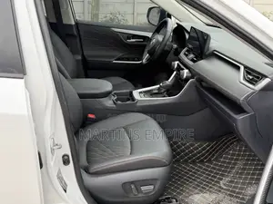Toyota RAV4 XLE FWD 2024 White