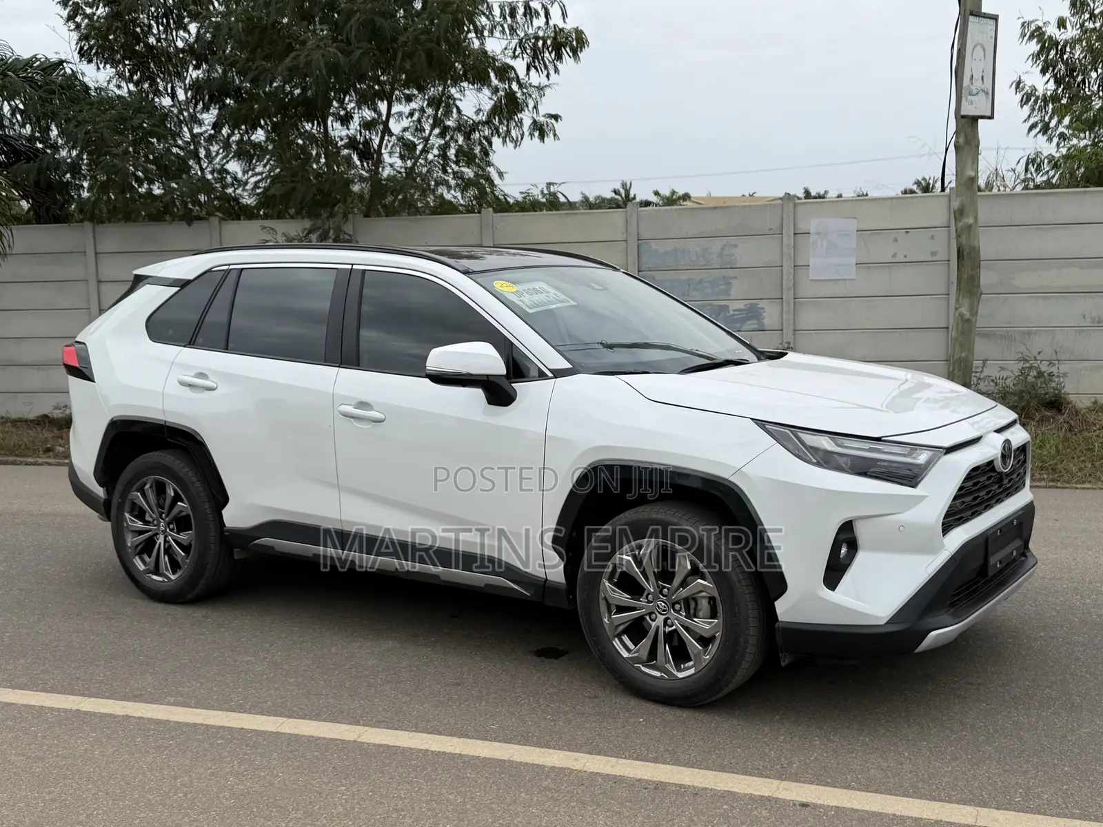Toyota RAV4 XLE FWD 2024 White