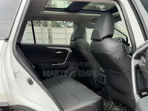 Toyota RAV4 XLE FWD 2024 White