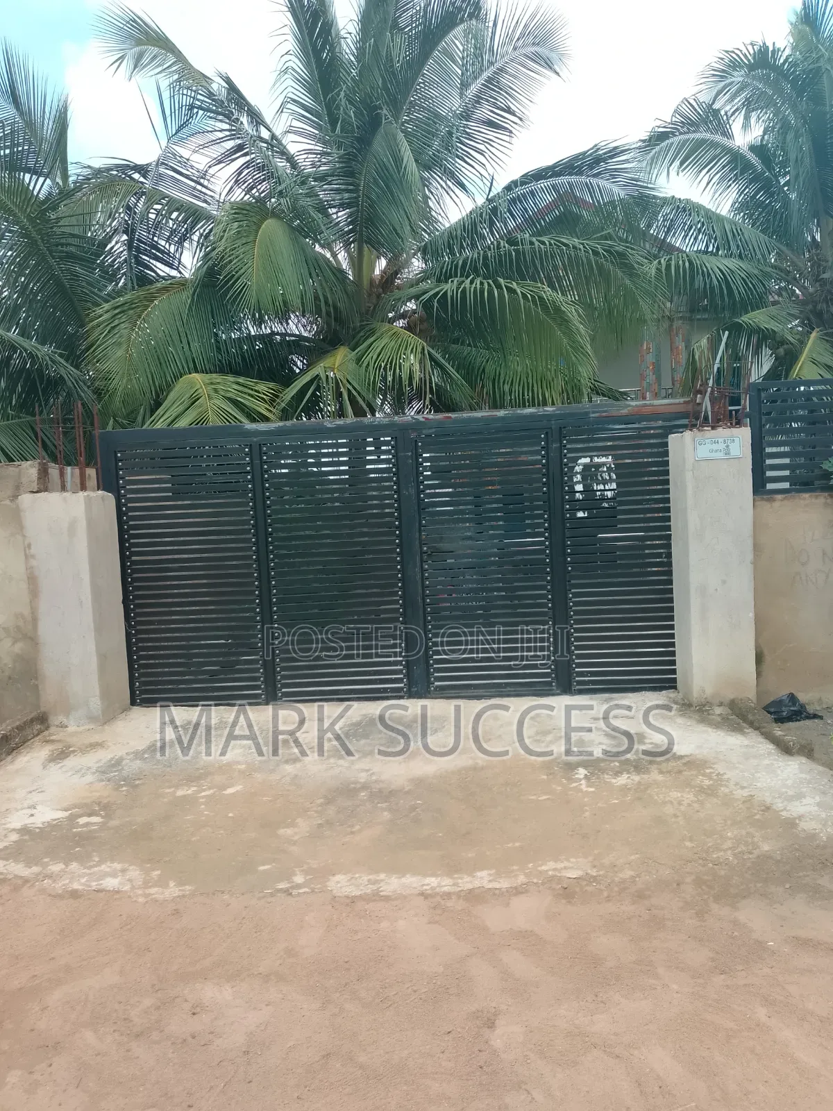 6bdrm House in Pokuase for sale