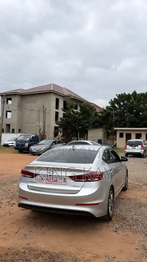 Hyundai Elantra Limited Sedan FWD (2.0L 4cyl 6A) 2017 Silver