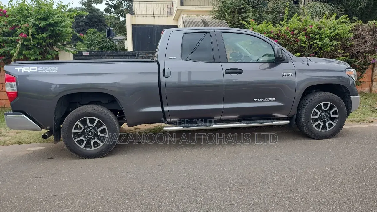 Toyota Tundra Limited 5.7L V8 4x2 Double Cab 6.6 ft. box 145.7 in. WB Gray