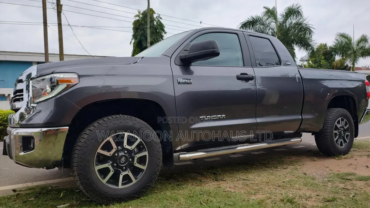 Toyota Tundra Limited 5.7L V8 4x2 Double Cab 6.6 ft. box 145.7 in. WB Gray