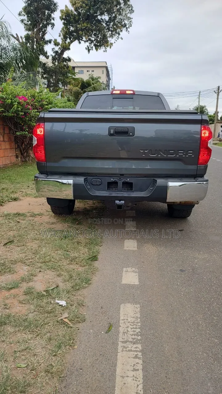 Toyota Tundra Limited 5.7L V8 4x2 Double Cab 6.6 ft. box 145.7 in. WB Gray