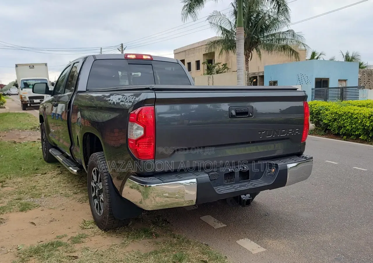 Toyota Tundra Limited 5.7L V8 4x2 Double Cab 6.6 ft. box 145.7 in. WB Gray