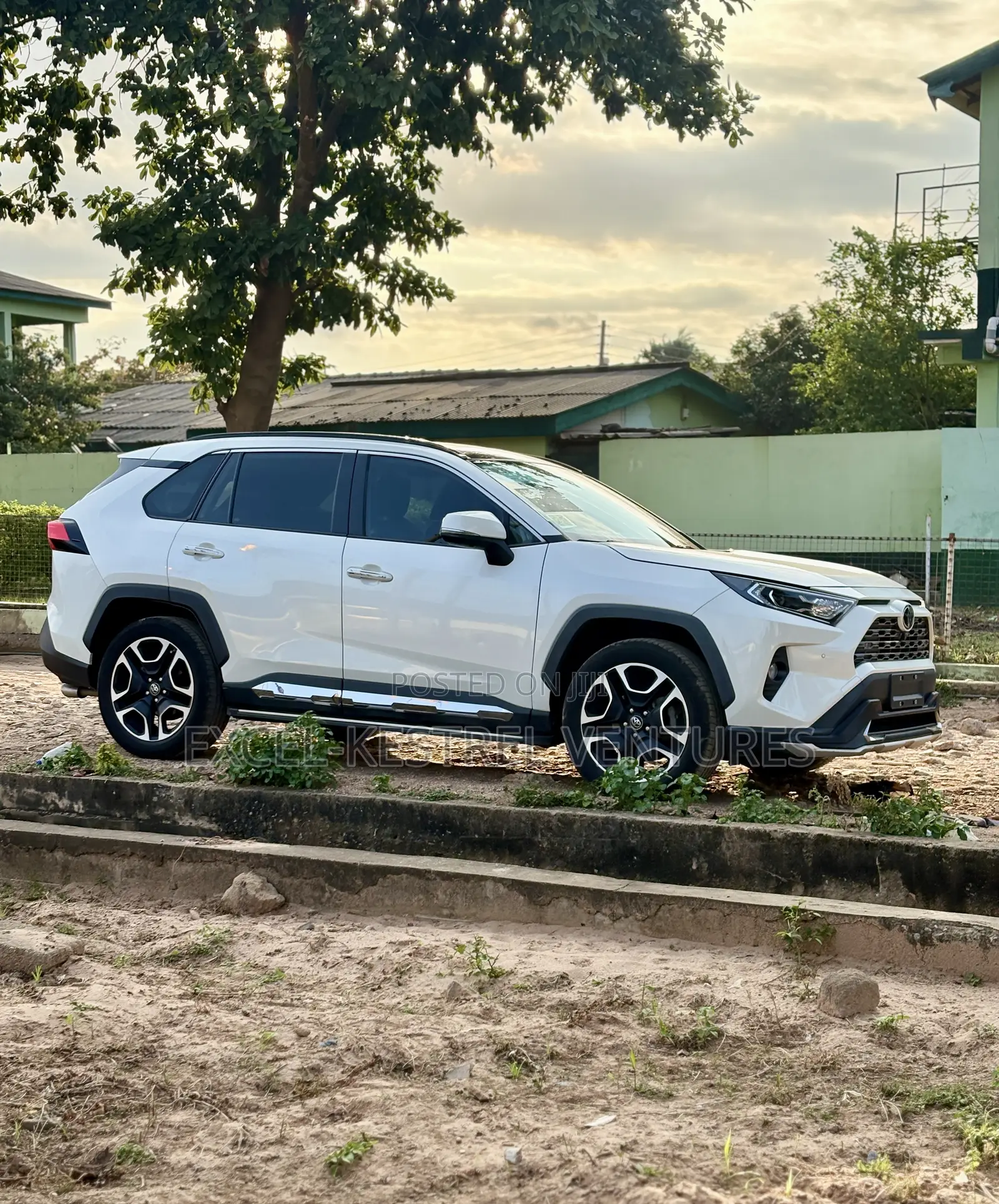 Toyota RAV4 XLE Premium FWD 2020 Pearl