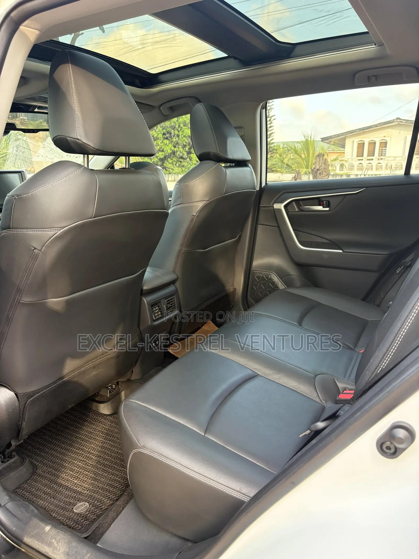 Toyota RAV4 XLE Premium FWD 2020 Pearl