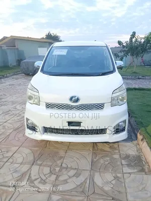 Toyota Voxy X 2WD 8-Seater 2012 White