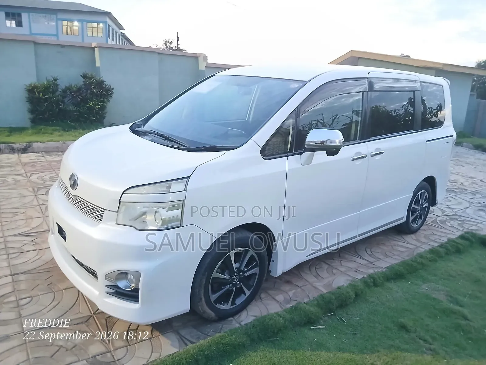 Toyota Voxy X 2WD 8-Seater 2012 White