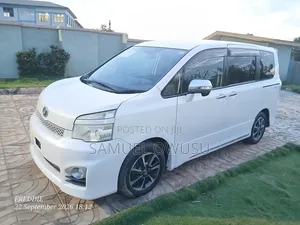 Toyota Voxy X 2WD 8-Seater 2012 White