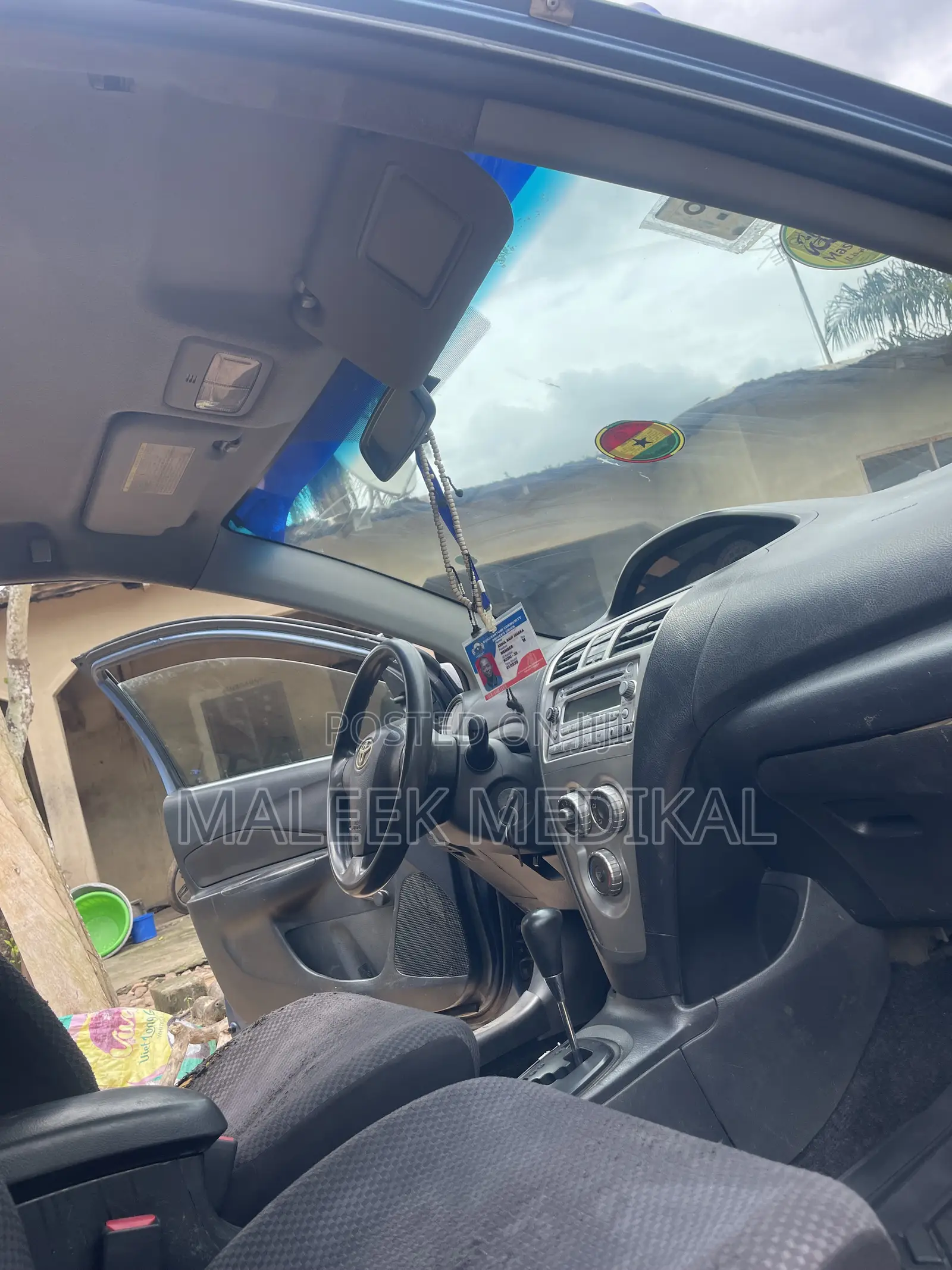 Toyota Yaris Base Sedan 4dr 2010 Blue