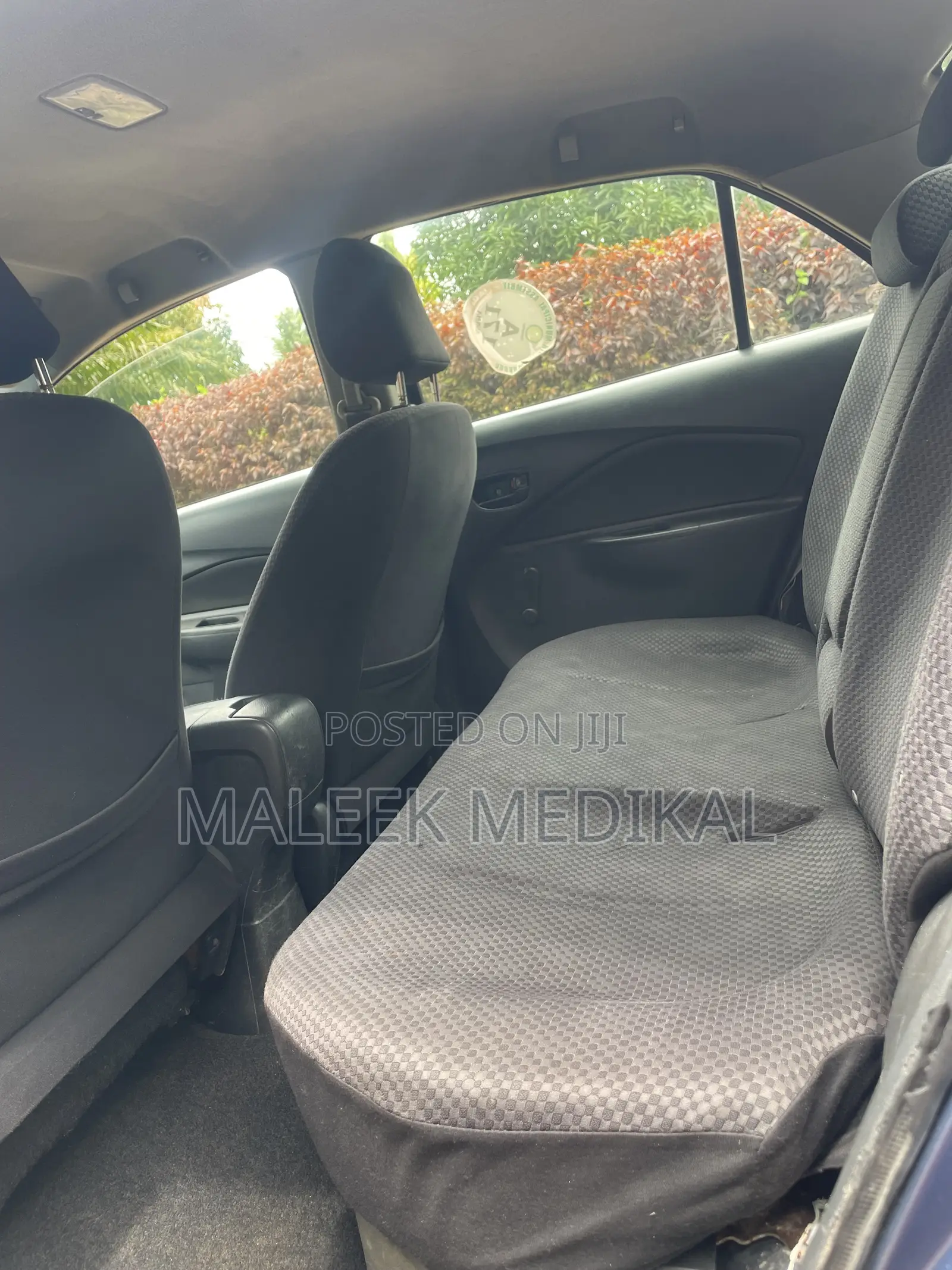 Toyota Yaris Base Sedan 4dr 2010 Blue