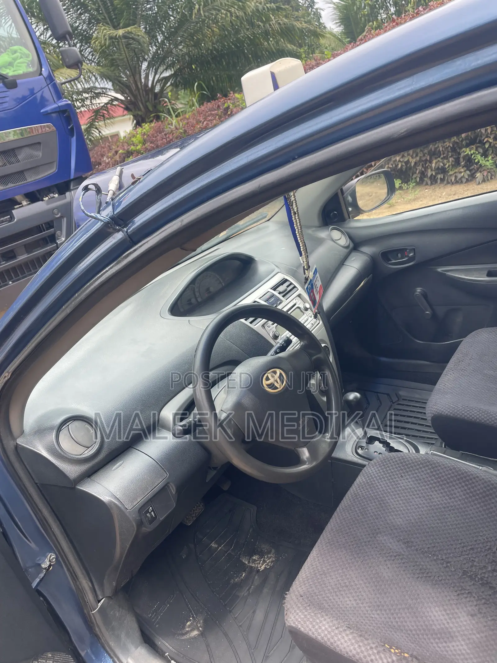 Toyota Yaris Base Sedan 4dr 2010 Blue