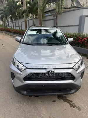 Toyota RAV4 XLE Premium 2025 Silver