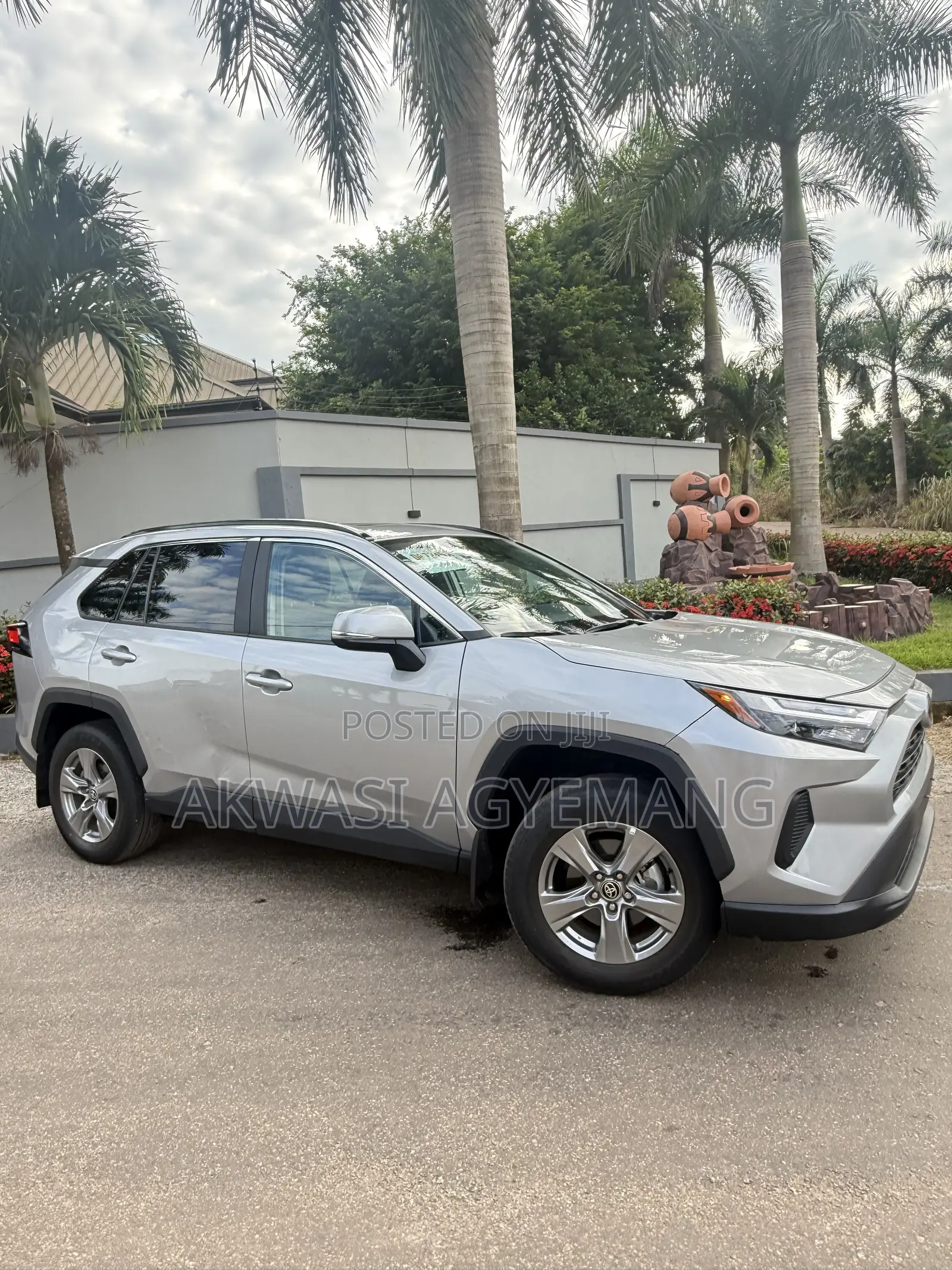 Toyota RAV4 XLE Premium 2025 Silver